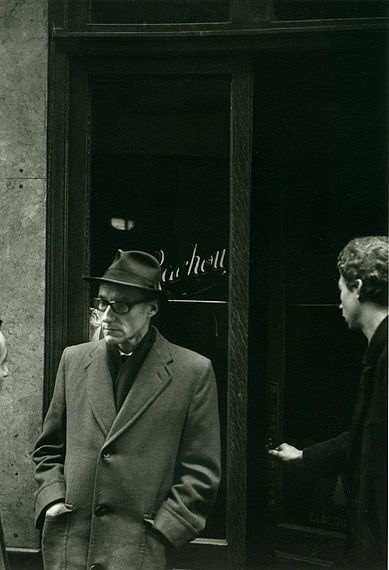 William Burroughs frente al Beat Hotel en 1959