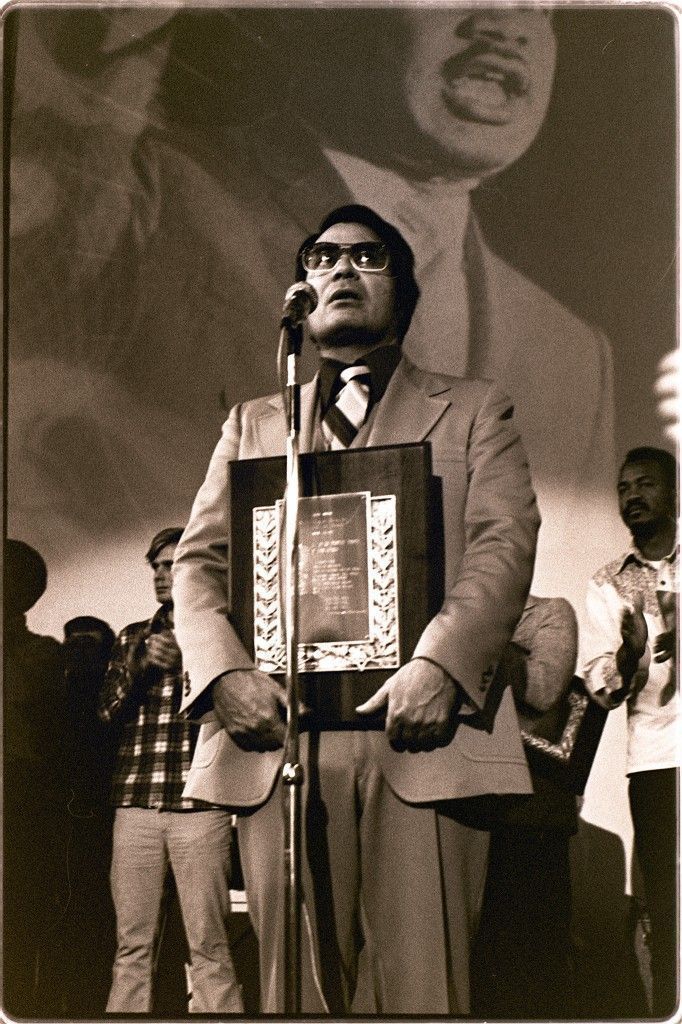 Jim Jones recibe un premio el día de Martin Luther King. Enero de 1977. Foto por Nancy Wong.