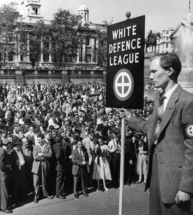 Miembros de la White Defence League predican violencia y odio hacia los inmigrantes negros en Trafalgar Square, Londres. 24 de marzo de 1959.